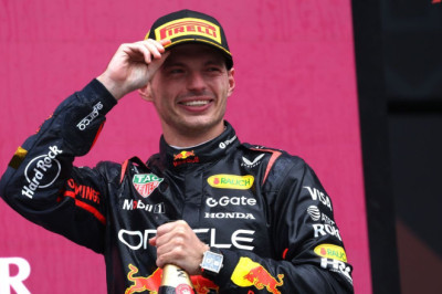Verstappen doesn't rule out F1 title chance