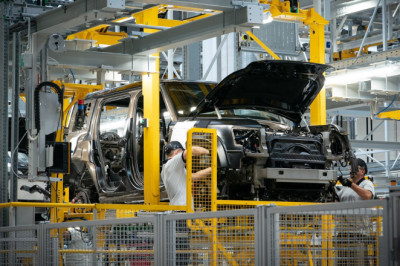 JLR forced to extend production shutdown 