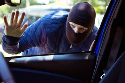‘I’m a car expert - locking your car from this distance will just help thieves’