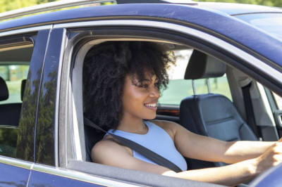 Four circumstances where you can legally use phone while behind the wheel