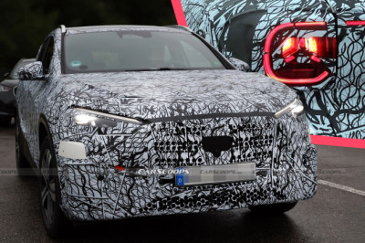 Mercedes’ Smallest SUV Shows Off New Lighting Signature