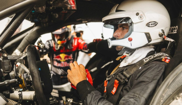 Carlos Sainz Jr tries his dad’s Ford Raptor T1+