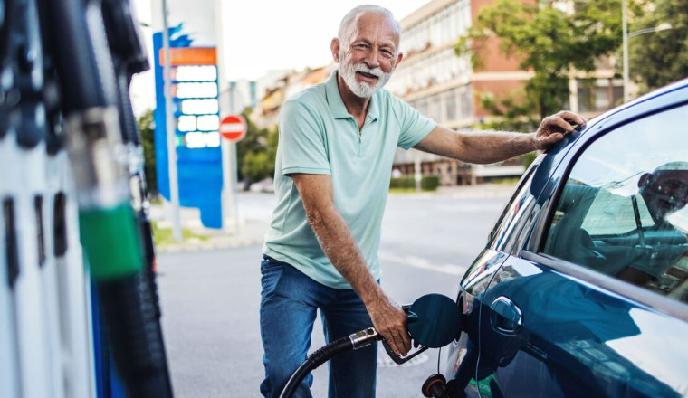 Older drivers told to always keep this much fuel in their car during autumn