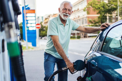 Older drivers told to always keep this much fuel in their car during autumn