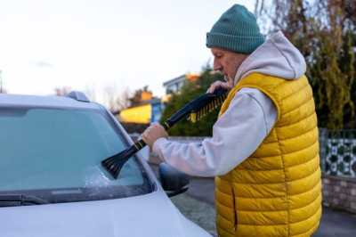 Drivers warned not defrosting windscreen in the morning could lead to £80 fine