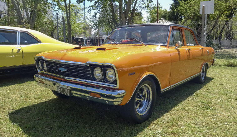 What's The Difference Between The Pontiac 400 And The Chevrolet 400?