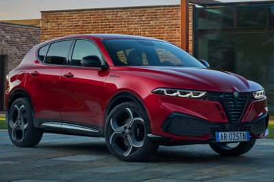 The 2026 Alfa Romeo Tonale Loses Its Hybrid but Looks Better