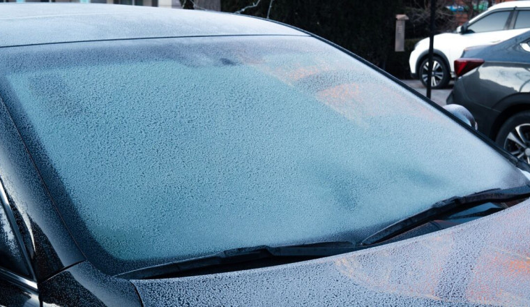 Drivers urged to never use this 1 item to de-ice their car - could cause £500 damage