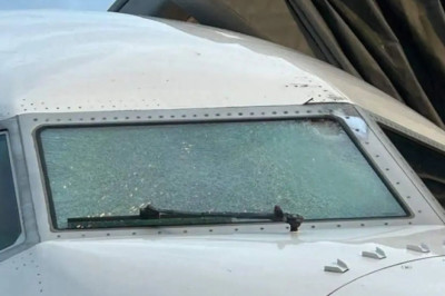 United Airlines Pilot Thinks Space Debris Smashed His Plane's Windshield At 36,000 Feet