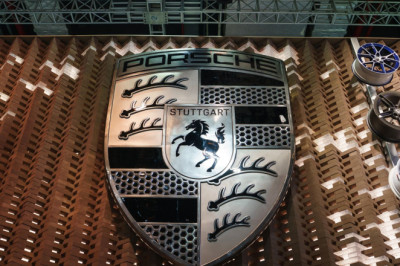Porsche reports profit nose-dive ahead of new CEO