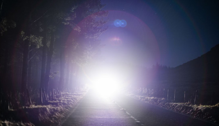 Drivers who use dipped headlights issued warning amid 'dazzle' concerns