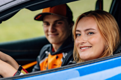 Piastri coaches Amelia Dimoldenberg in ‘Passenger Princess’