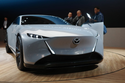 This Mazda concept uses Wankel engine to capture carbon