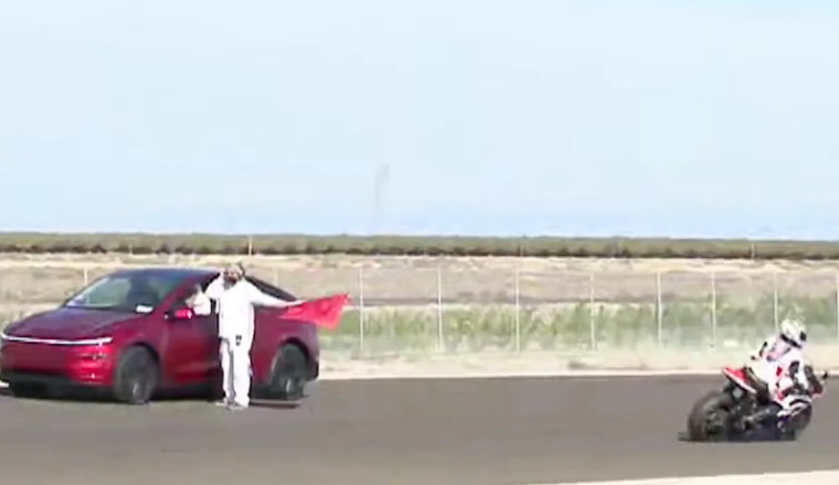 Tesla Model Y Driver Gets Lost And Enters a Motorcycle Race