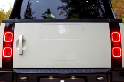World’s First Defender Pickup Comes With One Big Problem