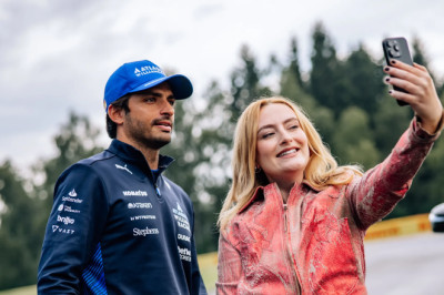 Carlos Sainz teaches Amelia Dimoldenberg how to drive