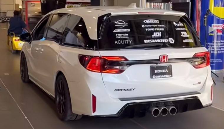 Honda Odyssey With a Civic Type R Engine and 6-Speed Manual Slays SEMA