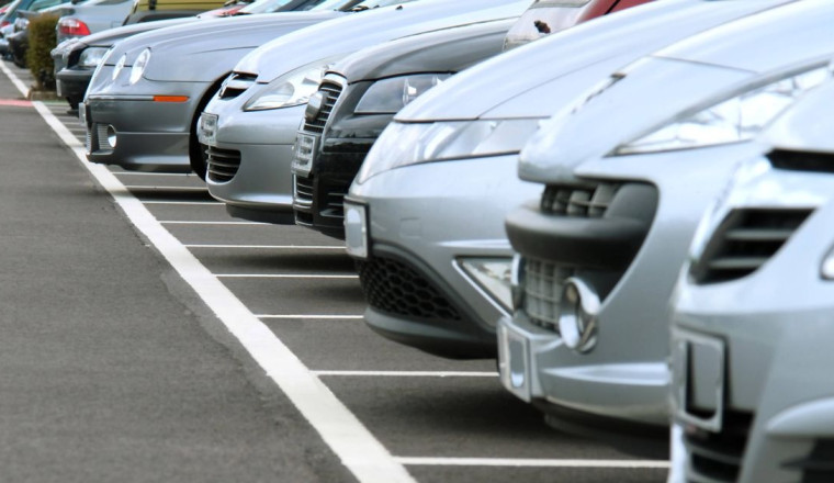 Road safety expert issues important advice as 'most drivers park wrong'