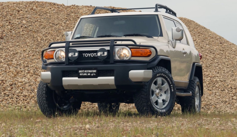 This 2008 Toyota FJ Cruiser Got a 1,000-Hour Restoration and—Wow