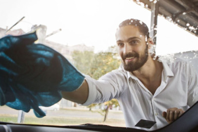 Car expert reveals one mistake everyone makes when cleaning their windscreen