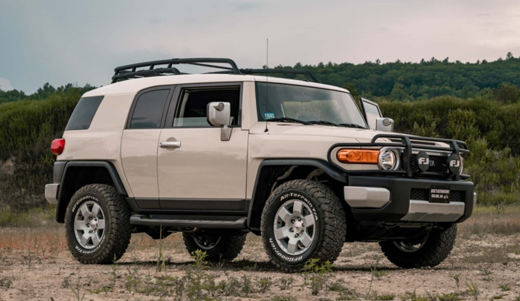 This Toyota FJ Cruiser Took 1,000 Hours to Restore. Time Well Spent