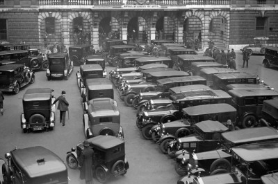 Should drivers be allowed to lock parked cars?