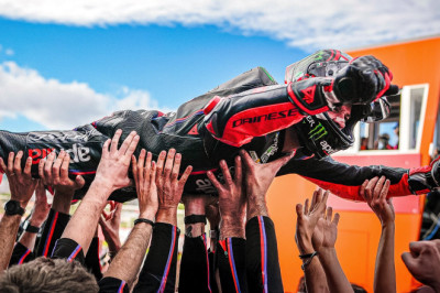 Brilliant Bezzecchi holds off Fernandez for Valencia victory