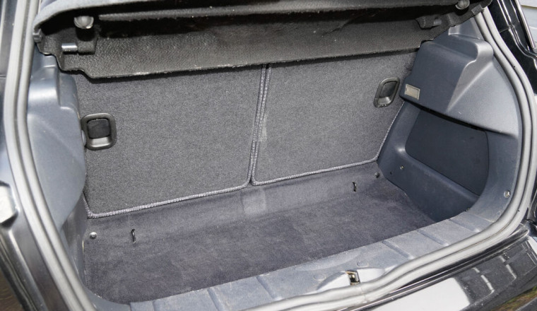 Drivers urged to put square of carpet in boot on Tuesday as snow arrives