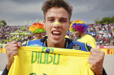 Moreira takes Moto2™ crown to become Brazil’s first World Champion