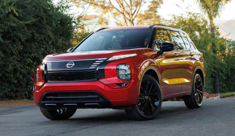 The 2026 Nissan Rogue Plug-In Hybrid Is a Mitsubishi Outlander With Less Grille Colored In