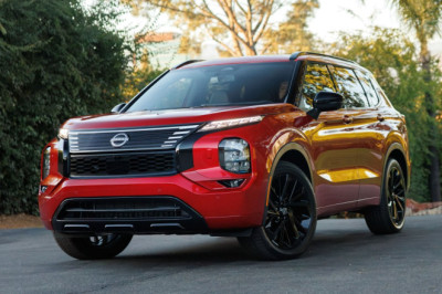 The 2026 Nissan Rogue Plug-In Hybrid Is a Mitsubishi Outlander With Less Grille Colored In