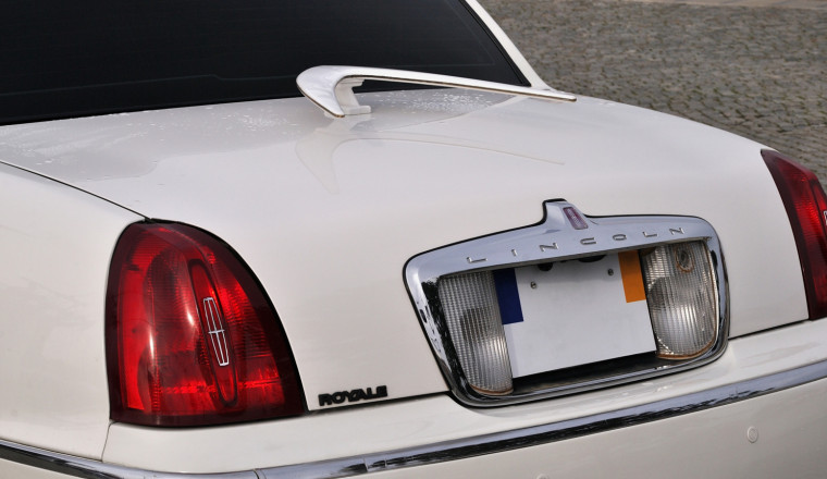 Here's What That Boomerang On The Back Of Old School Limos Was For