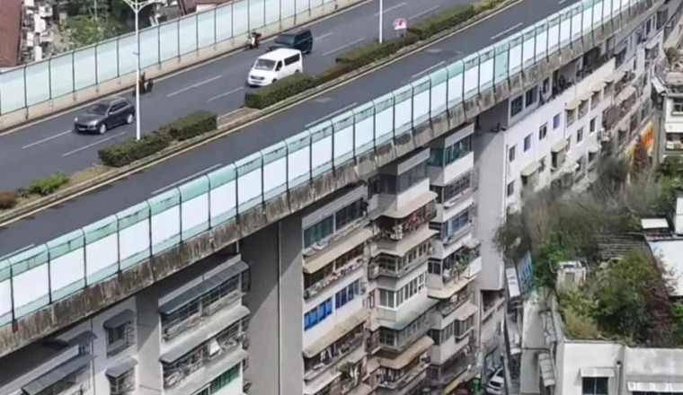 Living Under the Shuikousi Bridge