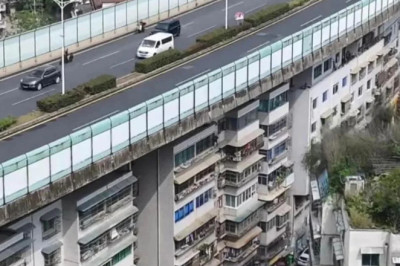 Living Under the Shuikousi Bridge