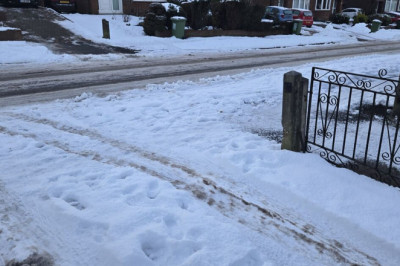 Drivers urged to remove ice from driveway with one kitchen table item