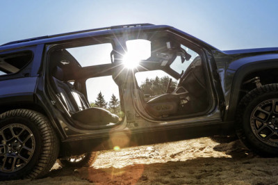 Jeep Recon Lands as Electric Off Roader with Doors You Can Take Off