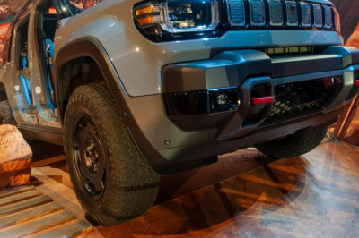 Jeep Won’t Say if 35-Inch Tires Fit on the Recon EV
