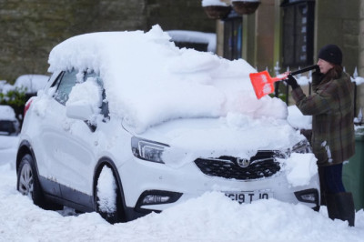 Motorists issued warning from AA over defrosting your car this winter