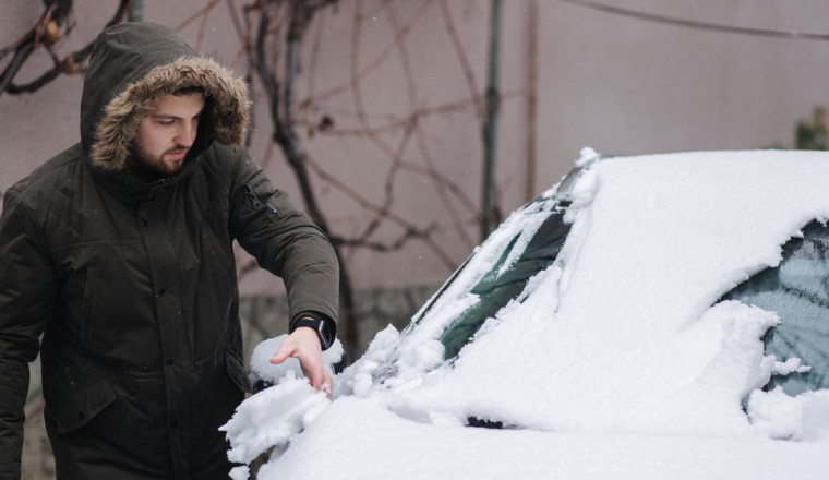 Garden tool found in most sheds helps drivers de-ice cars quickly in cold weather