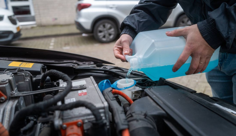 Simple method to make your own windscreen washer fluid using 3 household ingredients