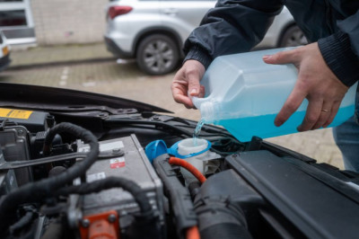 Simple method to make your own windscreen washer fluid using 3 household ingredients