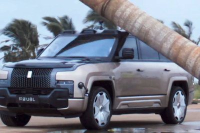 Yangwang U8 Shrugs Off Falling Trees in Brutal BYD Stunt