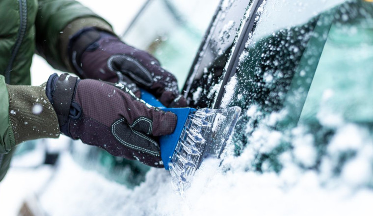 Always keep 8 items in your car when driving in cold winter