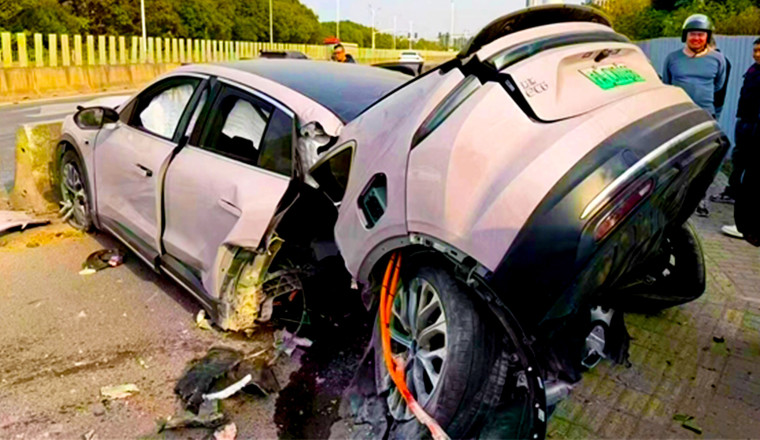 Nio EV Splits Open Like A Can Of Tuna In A Strange Crash