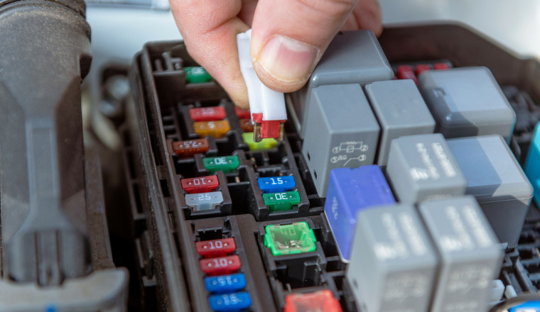 Here's How To Check And Replace Car Fuses Yourself