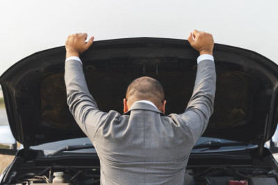 UK motorway breakdown rules - the time not to leave your vehicle but call 999