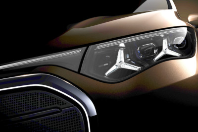 Mercedes’ New VLE Is A Starry-Eyed Grille Seeker