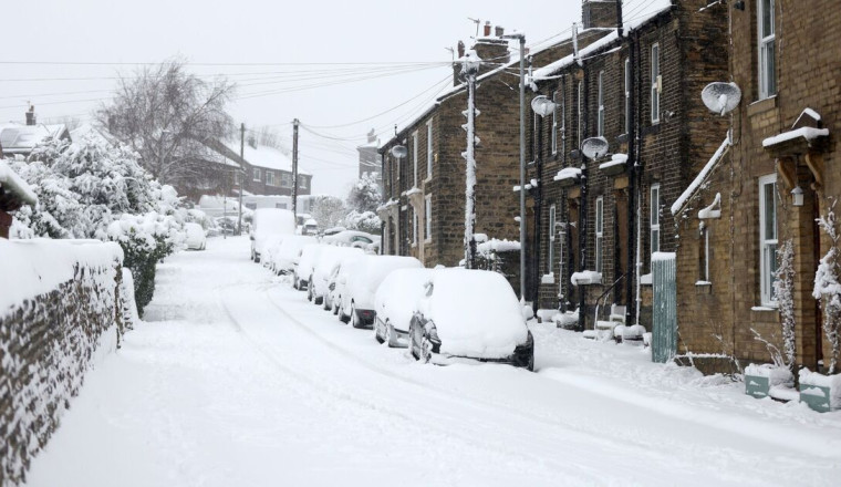 Experts reveal if you should put windscreen wipers up in snow as blizzards set to hit UK