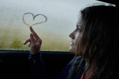 Stop car condensation forming by rubbing 24p item on windows