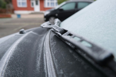 Half of drivers risk damaging their car when de-icing